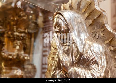 Taxco, Mexique - 18 novembre 2024 : Vierge Guadalupe en argent fabriqué par les artisans Taxco de Alarcon à l'église historique de Santa Prisca. Banque D'Images