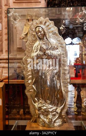 Taxco, Mexique - 18 novembre 2024 : Vierge Guadalupe en argent fabriqué par les artisans Taxco de Alarcon à l'église historique de Santa Prisca. Banque D'Images