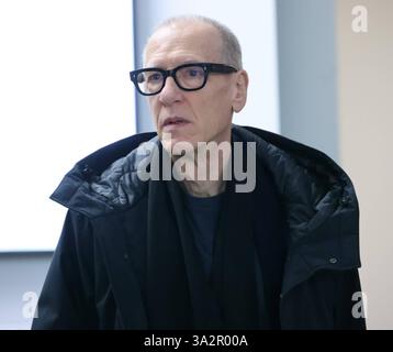 Christian Marclay The Clock 13.03.2025, Allemagne, Stuttgart, Kunstmuseum, Sonderausstellung Christian Marclay , The Clock, ein 24 Stunden filme zum Thema Zeit, mit Ulrike Groos, Leiterin Kunstmuseum Stuttgart Baden-Württtemberg Allemagne *** Christian Marclay The Clock 13 03 2025, Allemagne, Stuttgart, Kunstmuseum, exposition spéciale Christian Marclay , The Clock, un film de 24 heures sur le thème du temps, avec Ulrike Grostgart, directeur du Kunsten Allemagne Württtemberg Banque D'Images