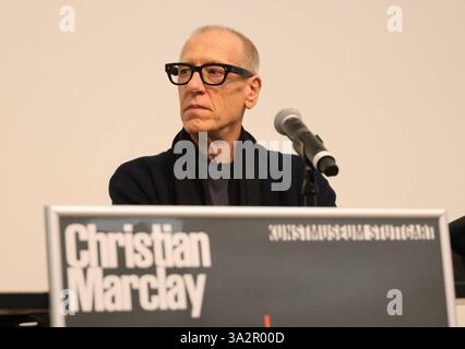 Christian Marclay The Clock 13.03.2025, Allemagne, Stuttgart, Kunstmuseum, Sonderausstellung Christian Marclay , The Clock, ein 24 Stunden filme zum Thema Zeit, mit Ulrike Gross, Leiterin Kunstmuseum Stuttgart Baden-Württtemberg Allemagne *** Christian Marclay The Clock 13 03 2025, Allemagne, Stuttgart, Kunstmuseum, exposition spéciale Christian Marclay , The Clock, film de 24 heures sur le thème du temps, avec Ulrike Gross, directeur du Kunstgart Gross Stuttgart Württtemberg Banque D'Images