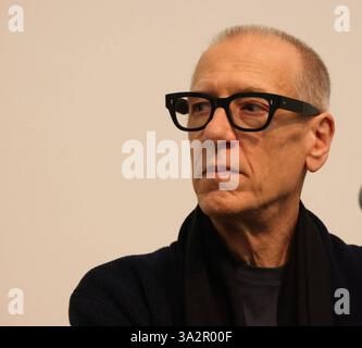 Christian Marclay The Clock 13.03.2025, Allemagne, Stuttgart, Kunstmuseum, Sonderausstellung Christian Marclay , The Clock, ein 24 Stunden filme zum Thema Zeit, mit Ulrike Gross, Leiterin Kunstmuseum Stuttgart Baden-Württtemberg Allemagne *** Christian Marclay The Clock 13 03 2025, Allemagne, Stuttgart, Kunstmuseum, exposition spéciale Christian Marclay , The Clock, film de 24 heures sur le thème du temps, avec Ulrike Gross, directeur du Kunstgart Gross Stuttgart Württtemberg Banque D'Images