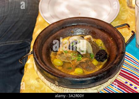 Tajine marocain traditionnel de la viande bovine et les pruneaux et les amandes, voir de très près. Banque D'Images