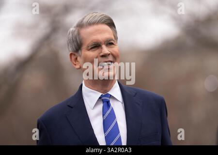 Washington, Vereinigte Staaten. 13 mars 2025. Le secrétaire au Trésor américain Scott Bessent s’adresse aux médias à la Maison Blanche à Washington, DC, le 13 mars 2025. Crédit : Chris Kleponis/CNP/dpa/Alamy Live News Banque D'Images