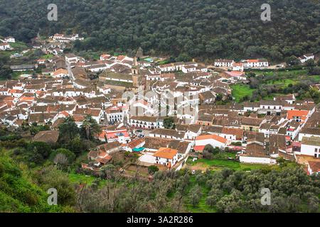 Charmant village d'Alajar, en Espagne, entouré de collines luxuriantes et de paysages pittoresques. Banque D'Images