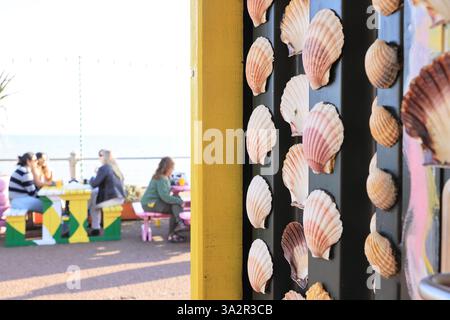 Barista & The Shack, endroit amusant sur le front de mer à Warrior Square, St Leonards-on-Sea, pour les familles, les amis, le café, musique, nourriture et boissons et couchers de soleil. Banque D'Images