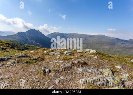 Tryfan, qui fait partie de la gamme Glyderau avec la gamme Carneddau à l'arrière-plan. Eryri (parc national de Snowdonia) Banque D'Images
