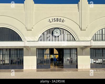 Lisbonne, Portugal, Europe - 13 janvier 2025 : entrée au terminal de ferry Terreiro do Paço à Lisbonne. Banque D'Images