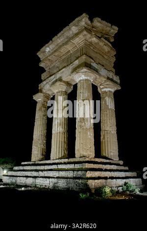 Architecture grecque antique. La pièce la plus emblématique de la Vallée des temples : les vestiges du temple de Castor et Pollux, prise de vue de nuit ; Agrigente, Banque D'Images