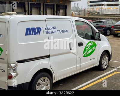Southampton, Angleterre, Royaume-Uni - 17 janvier 2025 : fourgon électrique zéro émission utilisé par ABP Associated British ports pour gérer les quais de la ville Banque D'Images