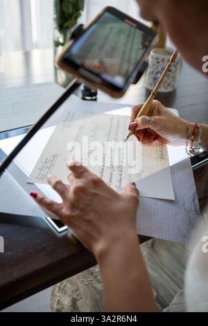 Femme artiste calligraphie stylo plume Banque D'Images