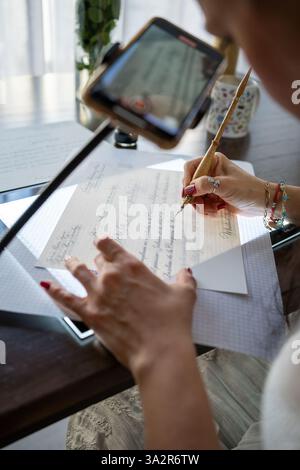 Femme artiste calligraphie stylo plume Banque D'Images