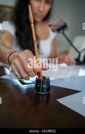 Femme artiste calligraphie stylo plume Banque D'Images