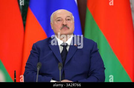 Moscou, Russie. 13 mars 2025. Le président biélorusse Alexandre Loukachenko, écoute une question lors d'une conférence de presse conjointe avec le président russe Vladimir Poutine, à la suite de réunions bilatérales au Kremlin, le 13 mars 2025 à Moscou, en Russie. Crédit : Gavriil Grigorov/Kremlin Pool/Alamy Live News Banque D'Images