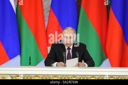 Moscou, Russie. 13 mars 2025. Le président russe Vladimir Poutine, répond à une question lors d'une conférence de presse conjointe avec le président biélorusse Alexandre Loukachenko, à la suite de réunions bilatérales au Kremlin, le 13 mars 2025 à Moscou, en Russie. Crédit : Gavriil Grigorov/Kremlin Pool/Alamy Live News Banque D'Images