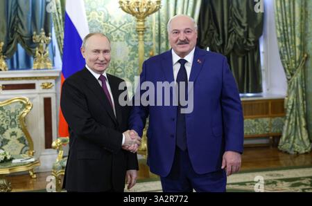 Moscou, Russie. 13 mars 2025. Le président russe Vladimir Poutine, à gauche, serre la main au président biélorusse Alexandre Loukachenko, à droite, avant une rencontre bilatérale individuelle au Grand Palais du Kremlin, le 13 mars 2025 à Moscou, en Russie. Crédit : Gavriil Grigorov/Kremlin Pool/Alamy Live News Banque D'Images