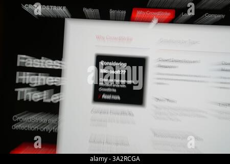 IMAGE OBTENUE EN UTILISANT LE ZOOM BURST photo de fichier datée du 19/07/24 de la page d'accueil de la société de cybersécurité CrowdStrike qui s'est de nouveau excusée pour la panne INFORMATIQUE mondiale déclenchée par une mise à jour erronée, alors qu'un dirigeant de l'entreprise a été confronté aux questions des législateurs aux États-Unis. Date d'émission : mercredi 25 septembre 2024. Banque D'Images