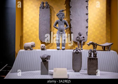 Sculptures en pierre du Costa Rica Musée américain d'histoire naturelle New York // NEW YORK City, États-Unis — exposition d'anciennes sculptures en pierre du Costa Rica au Musée américain d'histoire naturelle créée par les Indiens Huetar qui occupaient les hautes terres et le versant côtier oriental du Costa Rica au XVIe siècle. La collection comprend de grandes dalles funéraires en pierre, une impressionnante sculpture humaine, des motifs jaguar communs dans toute l'Amérique centrale et du Sud, et un métate à trois pattes distinctif de la péninsule de Nicoya. Ces artefacts précolombiens représentent des exemples significatifs d'ind Banque D'Images