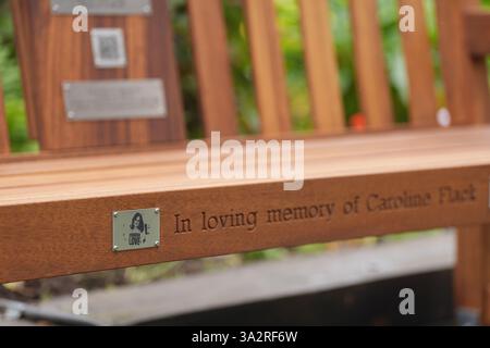 Un banc de prévention du suicide est dévoilé à la mémoire de Caroline Flack après avoir été installé par l’organisme de bienfaisance Legend on the Bench au Tottenham Community Sports Centre dans le nord de Londres. Caroline s'est suicidé à l'âge de 40 ans le 15 février 2020. Date de la photo : vendredi 27 septembre 2024. Banque D'Images