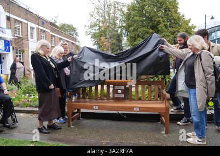 Un banc de prévention du suicide est dévoilé à la mémoire de Caroline Flack après avoir été installé par l’organisme de bienfaisance Legend on the Bench au Tottenham Community Sports Centre dans le nord de Londres. Caroline s'est suicidé à l'âge de 40 ans le 15 février 2020. Date de la photo : vendredi 27 septembre 2024. Banque D'Images
