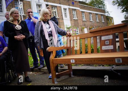 Christine Flack (au centre), la mère de Caroline Flack, lors du dévoilement d’un banc de prévention du suicide à la mémoire de Caroline Flack installé par l’organisme de bienfaisance Legend on the Bench au Tottenham Community Sports Centre au nord de Londres. Caroline s'est suicidé à l'âge de 40 ans le 15 février 2020. Date de la photo : vendredi 27 septembre 2024. Banque D'Images