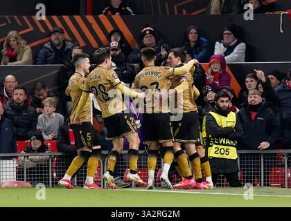 Manchester, Royaume-Uni. 13 mars 2025. Mikel Oyarzabal de la Real Sociedad (R) célèbre avoir marqué le premier but lors du match de l'UEFA Europa League Manchester United contre la Real Sociedad à Old Trafford, Manchester. Le crédit photo devrait se lire : Andrew Yates/Sportimage crédit : Sportimage Ltd/Alamy Live News Banque D'Images