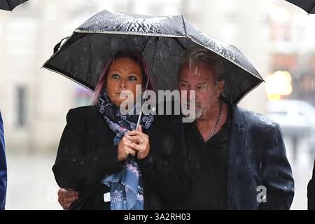 La mère d'Harry Dunn, Charlotte Charles, et son beau-père Bruce Charles (au centre) arrivent au Foreign and Commonwealth Office (FCDO) à Westminster, Londres, où ils rencontrent le ministre des Affaires étrangères David Lammy pour demander une enquête sur la mort d'Harry. Date de la photo : mardi 1er octobre 2024. Banque D'Images