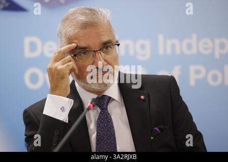 Mukesh Sharma, président du Conseil de police d'Irlande du Nord, lors d'une réunion du Conseil de police d'Irlande du Nord à Belfast. Date de la photo : jeudi 3 octobre 2024. Banque D'Images