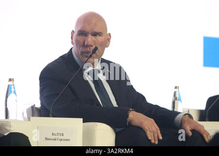 Nikolay Valuev, député de la Douma d'Etat de la Fédération de Russie vu lors de la session plénière du XXIV Forum International Ecology of Big City 2025 au Centre d'exposition Expoforum. Banque D'Images