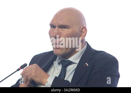 Nikolay Valuev, député de la Douma d'Etat de la Fédération de Russie vu lors de la session plénière du XXIV Forum International Ecology of Big City 2025 au Centre d'exposition Expoforum. Banque D'Images