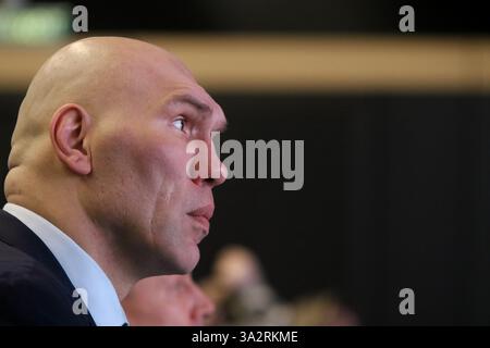 Nikolay Valuev, député de la Douma d'Etat de la Fédération de Russie vu lors de la session plénière du XXIV Forum International Ecology of Big City 2025 au Centre d'exposition Expoforum. Banque D'Images