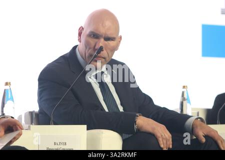Nikolay Valuev, député de la Douma d'Etat de la Fédération de Russie vu lors de la session plénière du XXIV Forum International Ecology of Big City 2025 au Centre d'exposition Expoforum. Banque D'Images