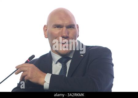 Nikolay Valuev, député de la Douma d'Etat de la Fédération de Russie vu lors de la session plénière du XXIV Forum International Ecology of Big City 2025 au Centre d'exposition Expoforum. Banque D'Images