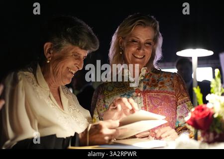 Elizabeth Pule, dont la mère, Jessie, était femme de ménage lorsque feu la reine et Philippe vivaient à Villa Guardamangia à la périphérie de la capitale Valette, montre à la duchesse d'Édimbourg des lettres entre sa mère et les dames de la reine en attente lors de la réception d'anniversaire du roi à la résidence du haut-commissaire britannique, Villa de Giorgio à Naxxar, le troisième jour d'une tournée royale à Malte pour marquer le 60e anniversaire de son indépendance et célébrer le patrimoine commun du pays et la collaboration continue avec le Royaume-Uni. Date de la photo : mercredi 9 octobre 2024. Banque D'Images