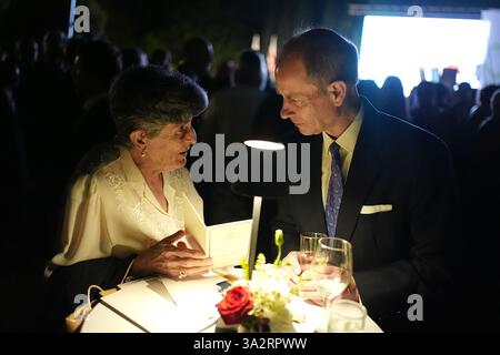 Elizabeth Pule, dont la mère, Jessie, était femme de ménage lorsque feu la reine et Philippe vivaient à Villa Guardamangia, à la périphérie de la capitale Valette, montre au duc d'Édimbourg des lettres entre sa mère et feu les dames de la reine en attente lors de la réception d'anniversaire du roi à la résidence du haut-commissaire britannique, Villa de Giorgio à Naxxar, le troisième jour d'une tournée royale à Malte pour marquer le 60e anniversaire de son indépendance et célébrer le patrimoine commun du pays et la collaboration continue avec le Royaume-Uni. Date de la photo : mercredi 9 octobre 2024. Banque D'Images
