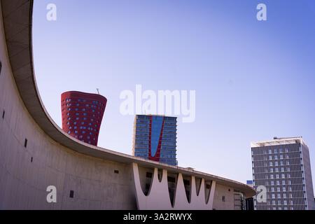 Bâtiments modernes vus dans la ville d'affaires de Barcelone depuis la Fira. Architecture contemporaine en Espagne Banque D'Images