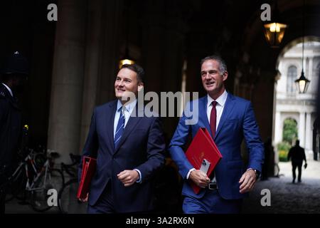 Le secrétaire à la santé Wes Streeting (à gauche) et le secrétaire aux Sciences, à l'innovation et à la technologie Peter Kyle arrivent à Downing Street, à Londres, pour une réunion du Cabinet. Date de la photo : mardi 15 octobre 2024. Banque D'Images