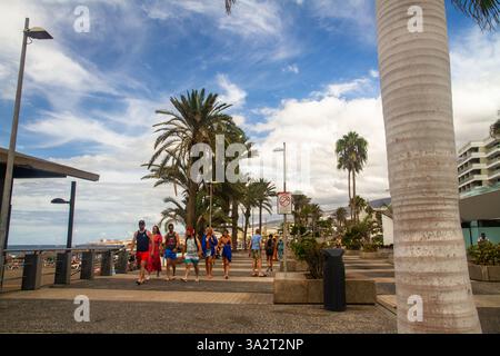 Santa Cruz, Tenerife – octobre 27 2021 : front de mer de Playa de las Americas avec des touristes qui s’amusent Banque D'Images
