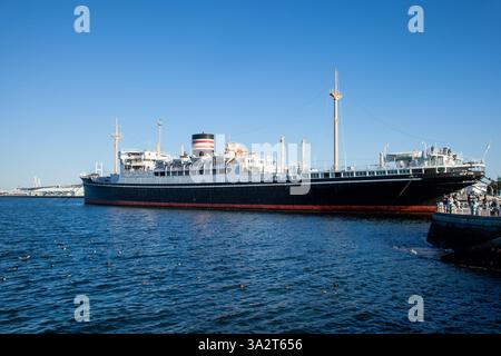 Ancien paquebot NYK Hikawa Maru qui a fait son premier voyage de Kobe à Seattle, ancré dans le port de Yokohama, au Japon comme musée de navire. Banque D'Images