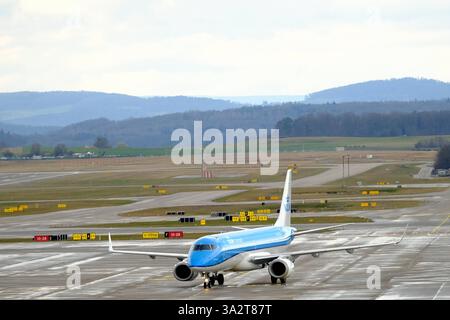 Activités à l'aéroport de Zurich - KLM Cityhopper Embraer 190/195 - pH-EZC - circulation après atterrissage à l'aéroport de Zurich Kloten Kloten Zurich Flighafen Zürich Schweiz Copyright : xSergioxBrunettix Banque D'Images