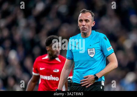 Londres, Royaume-Uni. 13 mars 2025. LONDRES, ANGLETERRE - 13 MARS : L'arbitre João Pinheiro se présente lors de la manche 2024/25 de l'UEFA Europa League du 16e match de 2e manche entre Tottenham Hotspur et l'AZ Alkmaar au stade Tottenham Hotspur le 13 mars 2025 à Londres, Angleterre. (Photo de Ed van de Pol/Orange Pictures) crédit : Orange pics BV/Alamy Live News Banque D'Images
