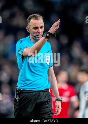 Londres, Royaume-Uni. 13 mars 2025. LONDRES, ANGLETERRE - 13 MARS : L'arbitre João Pinheiro réagit lors du 16e match de 2e manche de l'UEFA Europa League 2024/25 entre Tottenham Hotspur et l'AZ Alkmaar au stade Tottenham Hotspur le 13 mars 2025 à Londres, Angleterre. (Photo de Ed van de Pol/Orange Pictures) crédit : Orange pics BV/Alamy Live News Banque D'Images