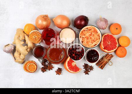 Des produits naturels sains avec de la vitamine C pour la grippe et le rhume. Sélectionnez des fruits et légumes frais et des ingrédients naturels pour renforcer le système immunitaire. Banque D'Images