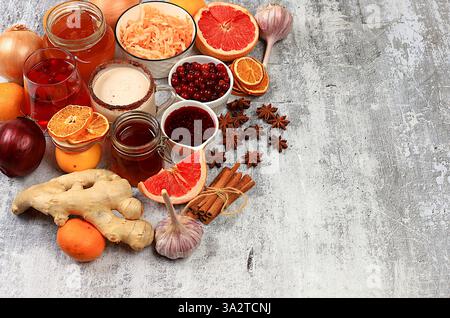 Des produits naturels sains avec de la vitamine C pour la grippe et le rhume. Sélectionnez des fruits et légumes frais et des ingrédients naturels pour renforcer le système immunitaire. Banque D'Images