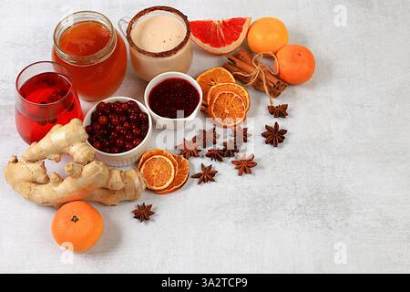 Des produits naturels sains avec de la vitamine C pour la grippe et le rhume. Sélectionnez des fruits et légumes frais et des ingrédients naturels pour renforcer le système immunitaire. Banque D'Images