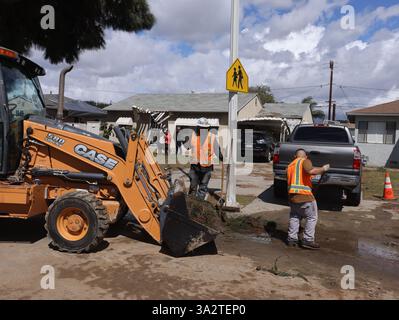Pico Rivera, États-Unis. 13 mars 2025. Les ouvriers enlevent les débris après une tornade à Pico Rivera, Los Angeles, Californie, États-Unis, le 13 mars, 2025. le National Weather Service (NWS) des États-Unis a confirmé qu'une tornade a ravagé le comté de Los Angeles, en Californie du Sud, jeudi matin. La tornade a causé des dommages extérieurs aux maisons et aux voitures, et a brisé plusieurs arbres, a déclaré NWS. Crédit : Qiu Chen/Xinhua/Alamy Live News Banque D'Images