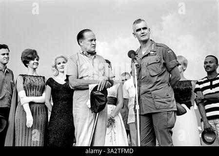 Général américain William C. Westmoreland, général commandant, COMUSMACV, (centre, droite), remerciant l'artiste américain Bob Hope pour ses nombreuses années de service aux troupes américaines sur le terrain, Sud Vietnam, U.S. Army signal corps, 24 décembre 1965 Banque D'Images