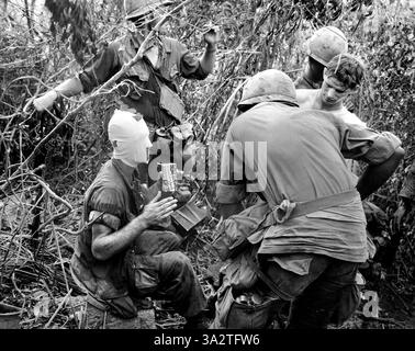 Membres de la compagnie 'd' 1st Battalion, 501st Airborne Infantry relatant la bataille et les blessures reçues lors de l'action à l'est de Tam Ky, Vietnam, U.S. Army signal corps, 12 août 1969 Banque D'Images