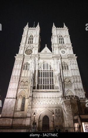 L'abbaye de Westminster se dresse majestueusement contre le ciel nocturne, son architecture complexe mise en valeur par un éclairage tamisé, mettant en valeur un mélange d'histoire et de spiritualité à Londres, en Angleterre. Banque D'Images