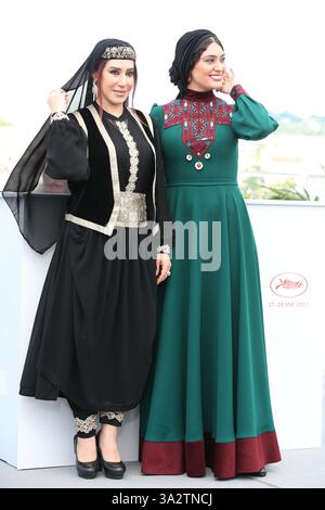 CANNES, FRANCE - 19 MAI : L'actrice iranienne Nasim Adabi (à gauche) et l'actrice iranienne Soudabeh Beizaee posent le 19 mai 2017 lors d'un appel photo pour le film 'Lerd' (Un homme d'intégrité) au 70e Festival de Cannes, dans le sud de la France. CAP/GOL ©GOL/Capital Pictures Banque D'Images