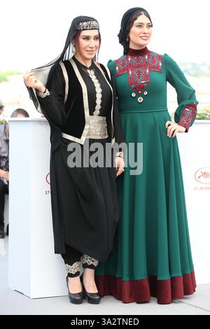 CANNES, FRANCE - 19 MAI : L'actrice iranienne Nasim Adabi (à gauche) et l'actrice iranienne Soudabeh Beizaee posent le 19 mai 2017 lors d'un appel photo pour le film 'Lerd' (Un homme d'intégrité) au 70e Festival de Cannes, dans le sud de la France. CAP/GOL ©GOL/Capital Pictures Banque D'Images